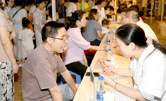 在名中医义诊区，医生正在为群众义诊。中山市中医院供图。