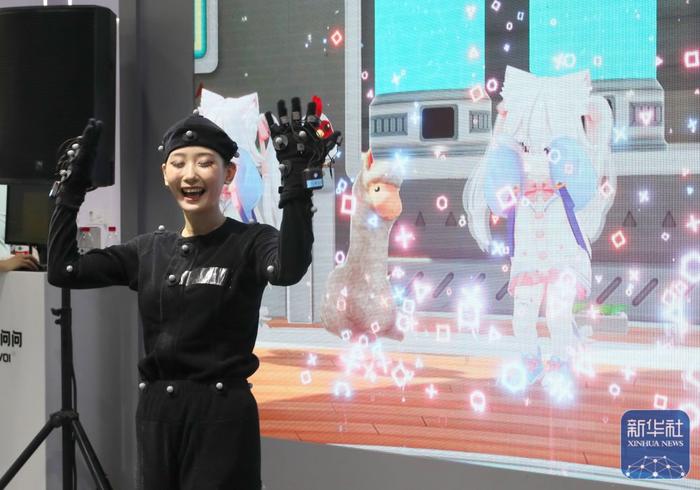 7月4日，一名工作人员在展台上进行3D动作捕捉技术的演示。新华社记者 方喆 摄