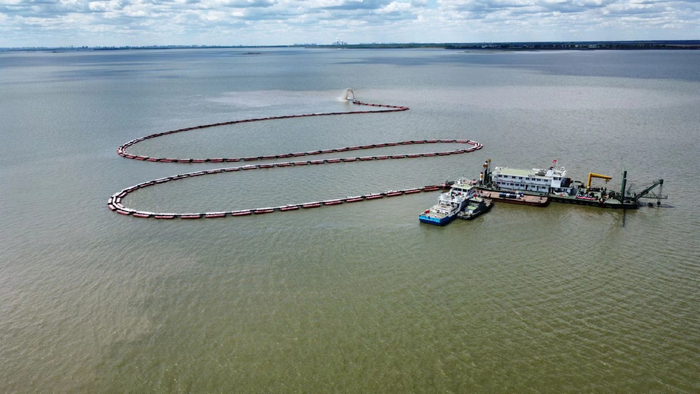 疏浚作业中的龙浚19挖泥船