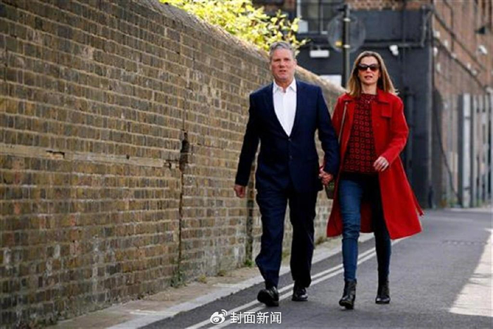 斯塔默与妻子（图源：新华社）