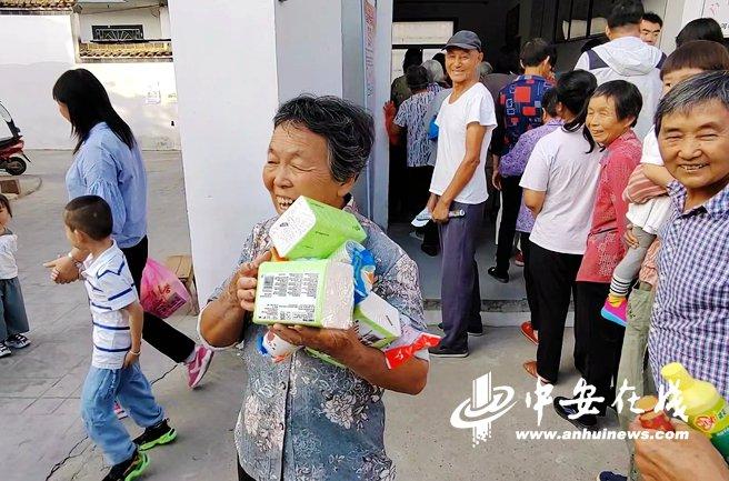 黄山市徽州区临河村村民在“生态美”超市兑换生活用品(资料图)