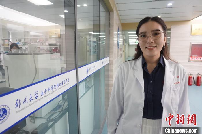 7月4日，河南郑州，哈萨克斯坦籍留学生王宁走出实验室。中新社记者 　韩章云 　摄