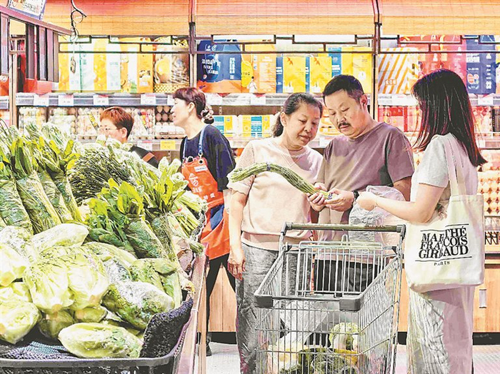     市民选购蔬菜。