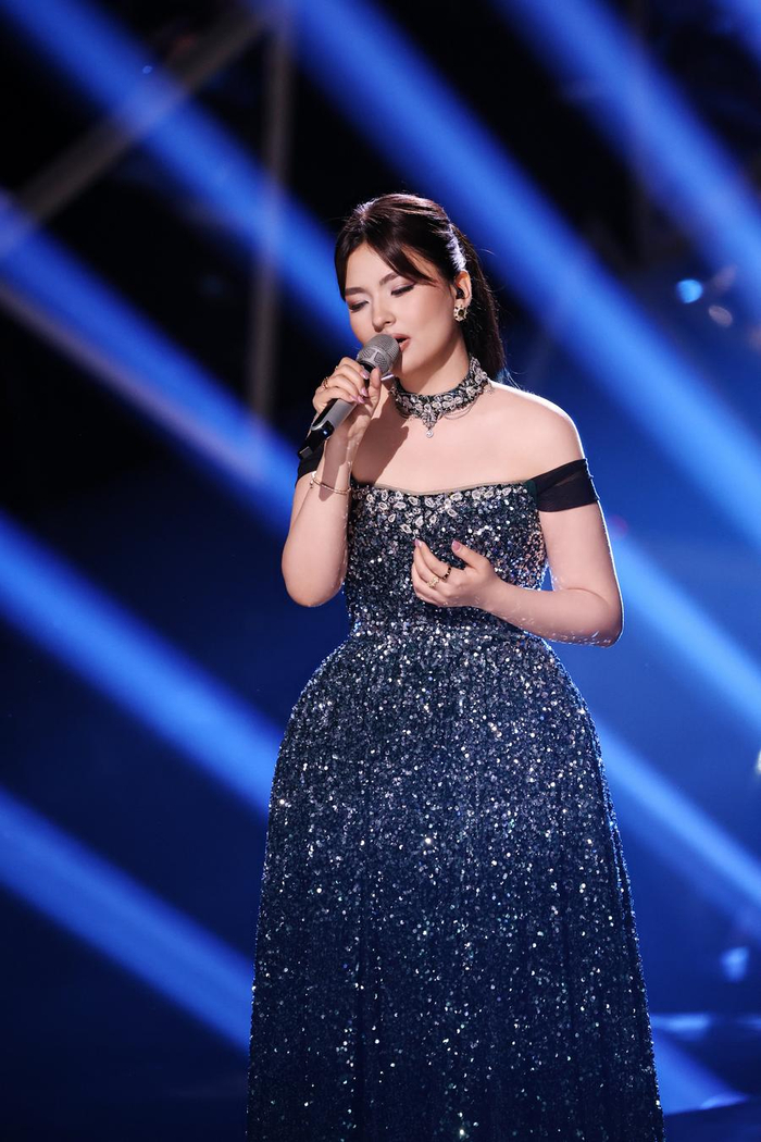 6月28日，哈萨克斯坦歌手露西娅在《歌手2024》舞台上演出。新华社发（湖南卫视供图）