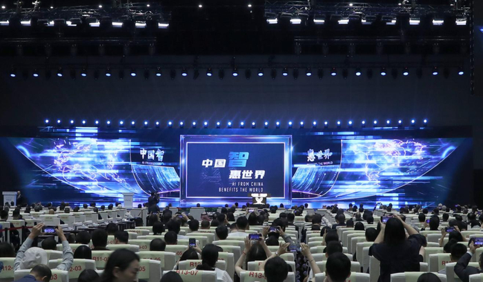 图为《中国智·惠世界》案例集发布现场（记者方喆 摄）