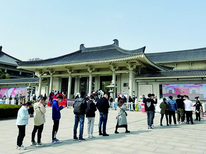     游客排队等待进入陕西历史博物馆（陕西历史博物馆供图）