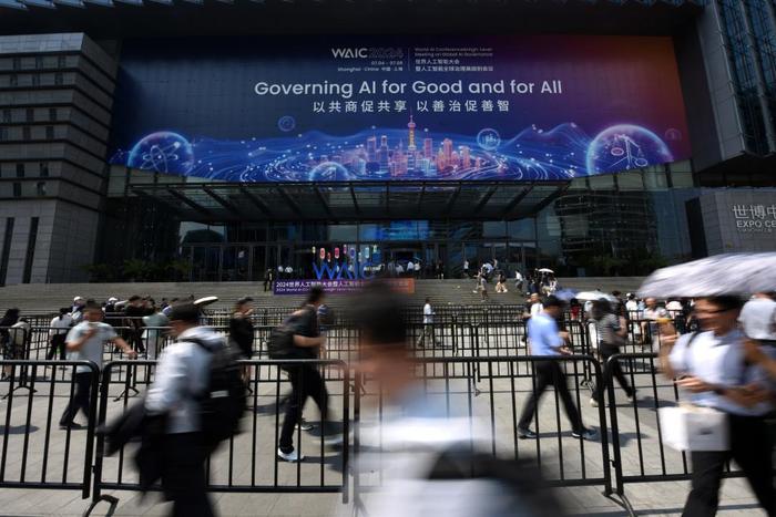 7月4日，在上海世博中心会场大门前，观众在入场。 新华社记者 黄晓勇 摄