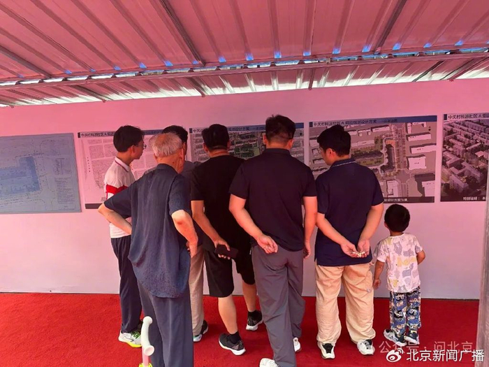 居民们正在阅读改造方案/川梓 摄