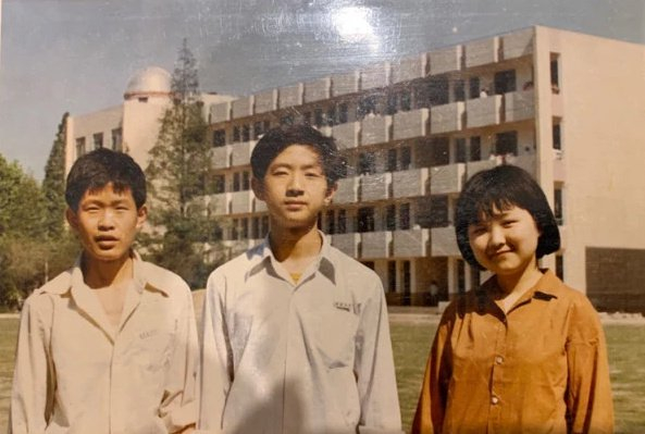 中学时代的汪文斌（中） 图源：《现代快报》