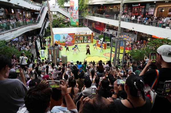 图说：LABUBU开业表演