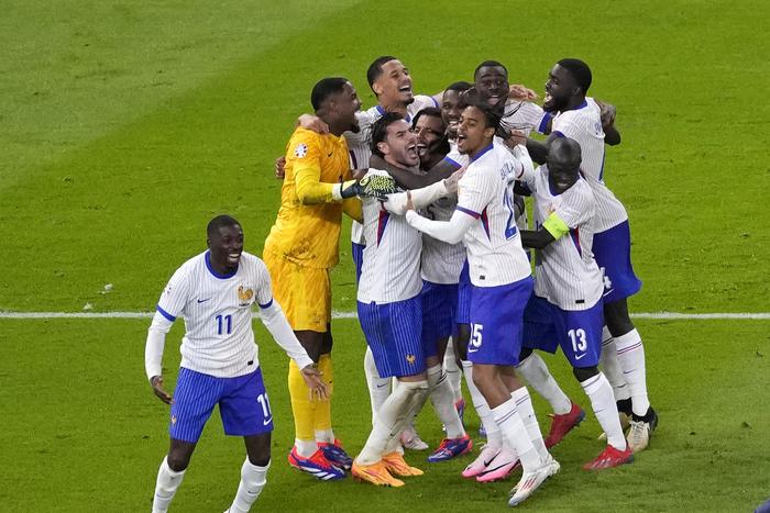 法国队球员庆祝胜利 图据视觉中国