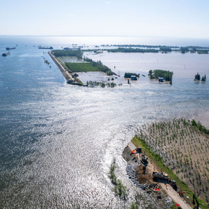 聚焦防汛抗洪丨湖南岳阳市华容县团洲垸洞庭湖一线堤防决口现场抢险进行时 决口 华容县 湖南省 无人机 洞庭湖 岳阳市 抢险 堤防 救援 砂石 sina.cn 第2张