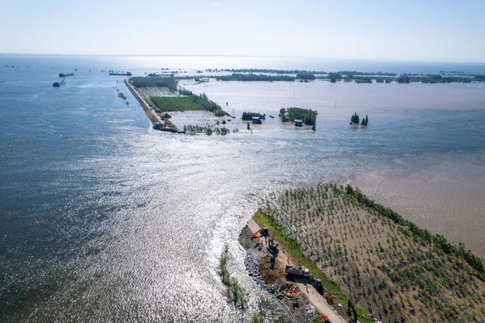 聚焦防汛抗洪丨湖南岳阳市华容县团洲垸洞庭湖一线堤防决口现场抢险进行时