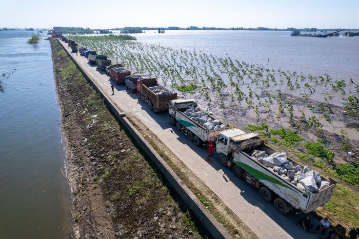 聚焦防汛抗洪丨湖南岳阳市华容县团洲垸洞庭湖一线堤防决口现场抢险进行时 决口 华容县 湖南省 无人机 洞庭湖 岳阳市 抢险 堤防 救援 砂石 sina.cn 第5张