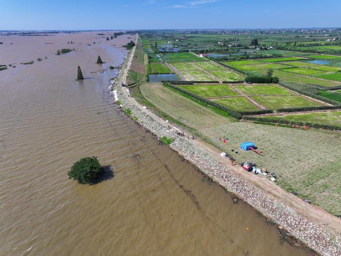 这是7月7日拍摄的横亘在湖南省岳阳市华容县团洲垸和钱南垸之间的钱团间堤（无人机照片）。新华社记者 陈泽国 摄