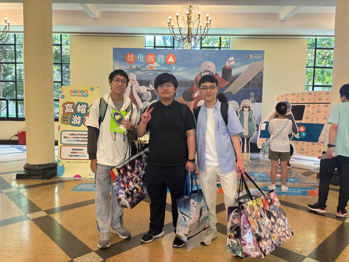 漫迷“龙樱”（左一）和小伙伴在上海展览中心。新华社记者 周杉 摄