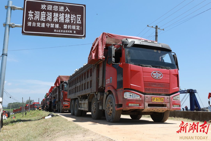 （大型运输车在运输物料。见习记者 童臻熙 摄）