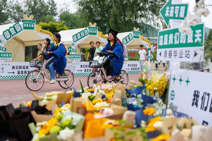 中国科学院大学雁栖湖校区里的“怀柔礼物”集市。新京报记者 王子诚 摄