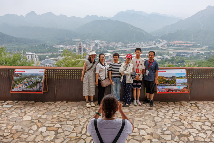 北京雁栖湖应用数学研究院，毕业生与家长在展望台上合影。新京报记者 王子诚 摄