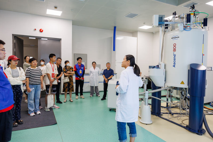 中国科学院化学所北京分子科学交叉研究平台，科研人员向毕业生及家长介绍核磁设备。新京报记者 王子诚 摄