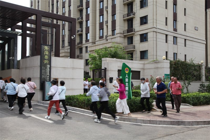 图为唐山市国防动员办公室组织社区居民进行疏散演练。