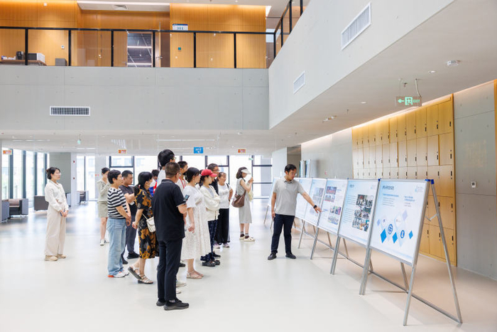 毕业生及家长在工作人员带领下参观北京雁栖湖应用数学研究院。新京报记者 王子诚 摄