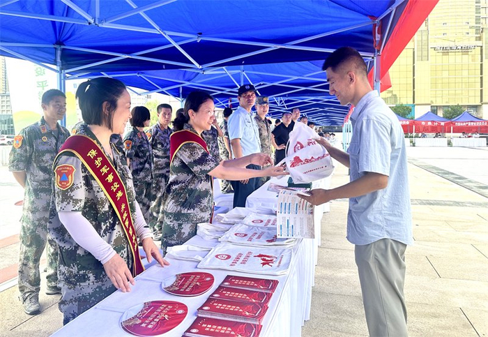 图为石家庄市国防动员办公室工作人员向市民发放国防动员宣传资料。 周颖摄