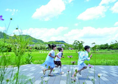 儿童在浙江余姚汪巷村的田野间玩耍。新华社发