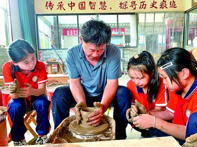 学生在山东临清魏湾镇魏家湾贡砖文化产业园体验陶艺制作。吕盼盼摄/光明图片