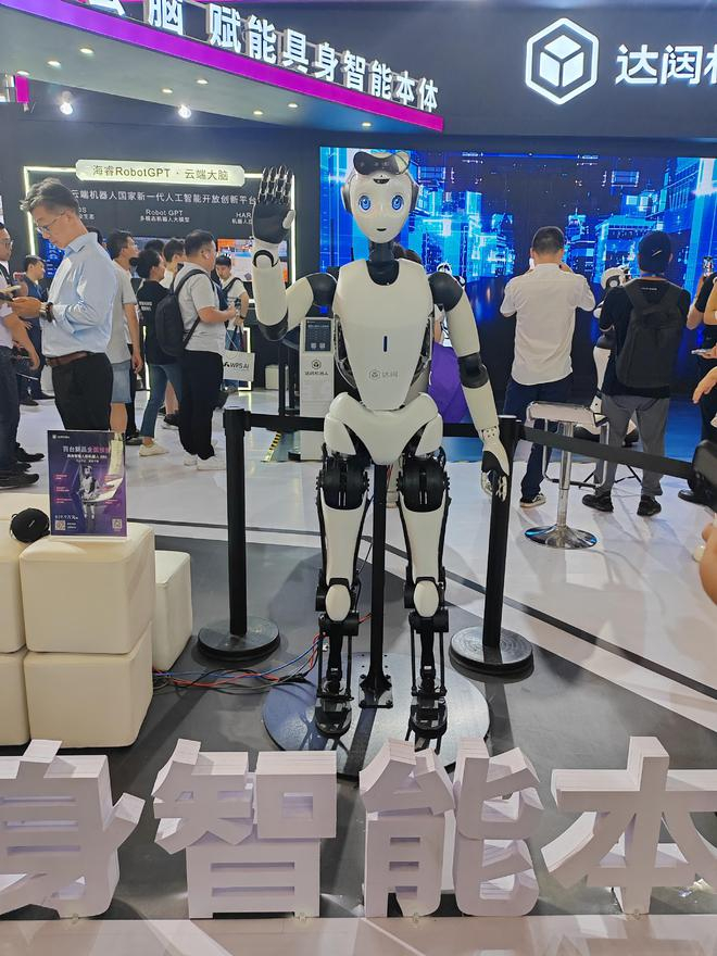 图片：2024世界人工智能大会（WAIC）暨人工智能全球治理高级别会议现场，来源：界面新闻记者郭净净摄。