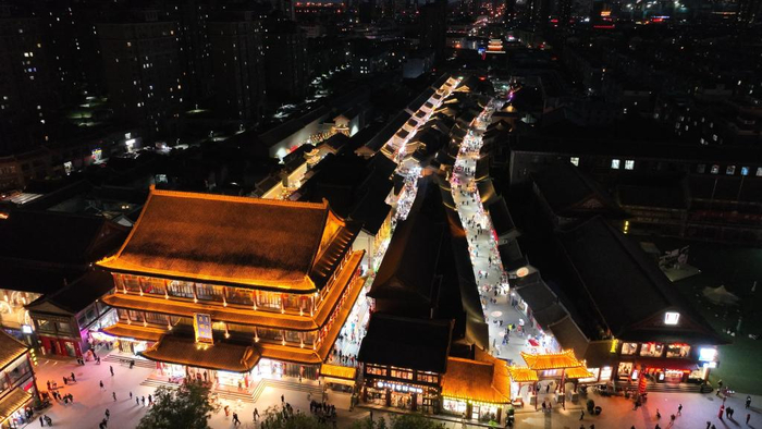      夜色中灯火璀璨的塞上老街（无人机照片）。（受访单位供图）