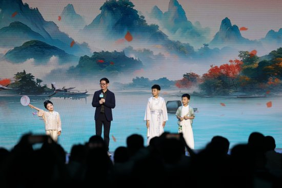 郦波与小朋友们对诗。人民视频供图