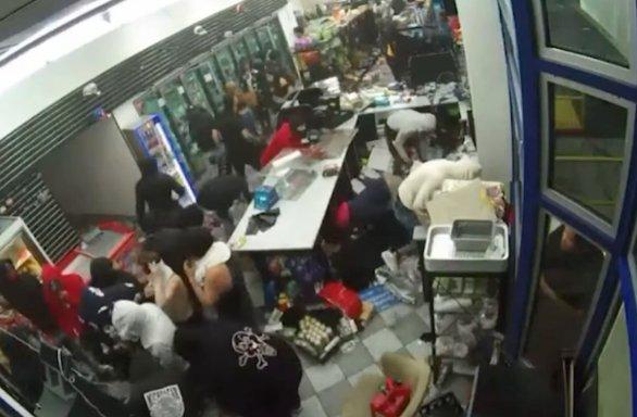 监控视频拍下的美国门便利店遭洗劫画面(视频截图)