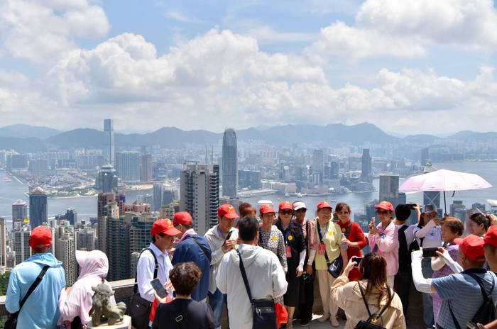 图为游客在香港太平山顶拍照。（新华社记者 陈铎 摄）