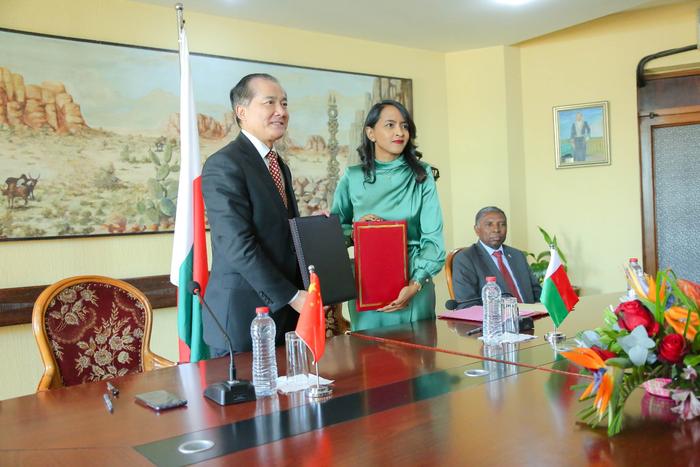 △中国驻马达加斯加大使季平与马外交部长拉萨塔交换立项文书