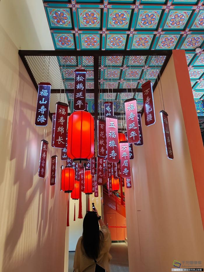 “吉物咏寿：吉寿文物专题展”精选了北京艺术博物馆与“寿”主题相关的珍贵藏品。千龙网记者 纪敬摄