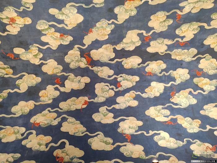 万寿寺山门殿顶彩绘的近百只形态各异的红色蝙蝠，飞翔于青天流云之间，寓意“洪福齐天”。千龙网记者 纪敬摄