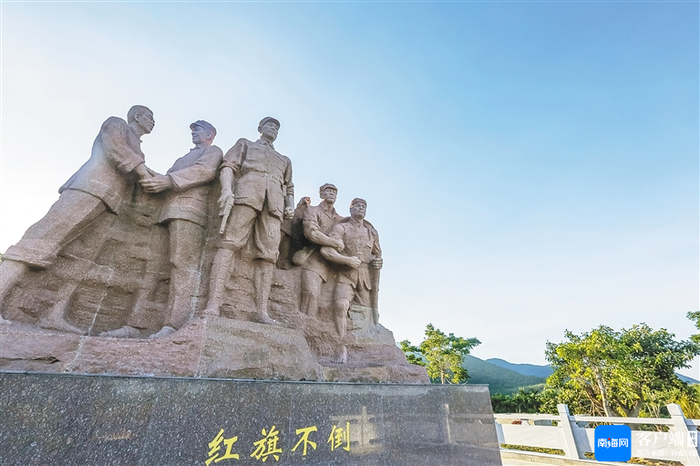 　　万宁六连岭烈士陵园中的雕塑。海南日报全媒体记者 袁琛 摄