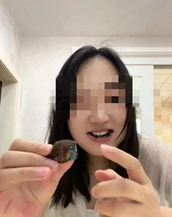 网红发布的生吃“见手青”视频截图