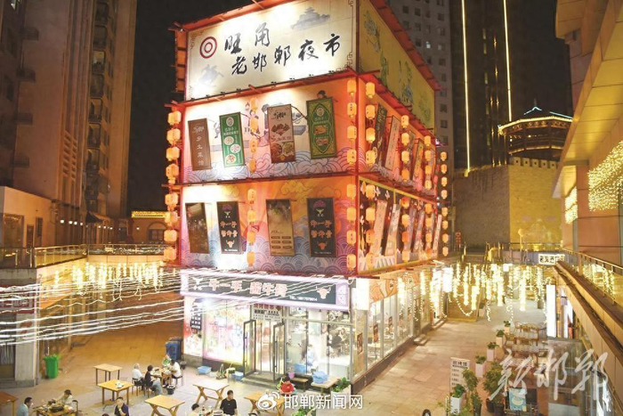 夜色中的旺角商业街一角。