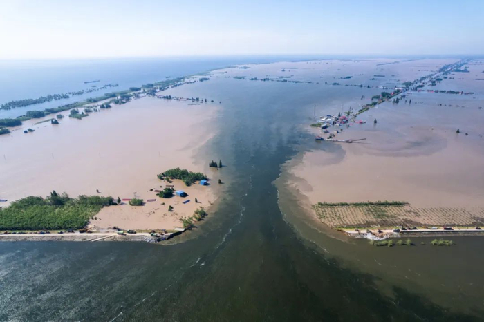 7月6日，湖南省岳阳市华容县团洲垸，洞庭湖大堤决口现场。图/新华