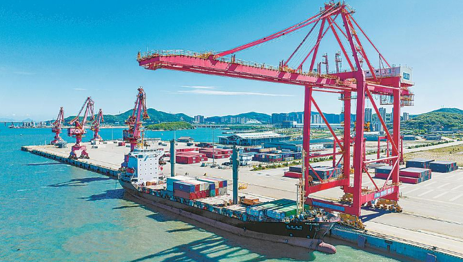 万吨级集装箱船“东方厦门”号停靠在平潭港。福建日报通讯员 林君斌 摄