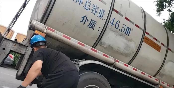 天津一家生产食用油的公司门口，一名罐车司机正在擦拭卸油口。许多罐车不洗罐的话，司机都会通过擦拭卸油口来应付检查。图源：新京报