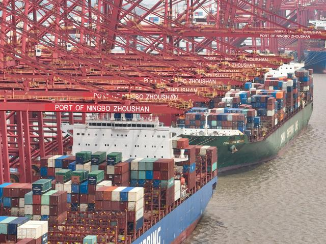 4月2日，在宁波舟山港梅山港区，货轮靠泊在港口装卸货物。 新华社记者 翁忻旸 摄