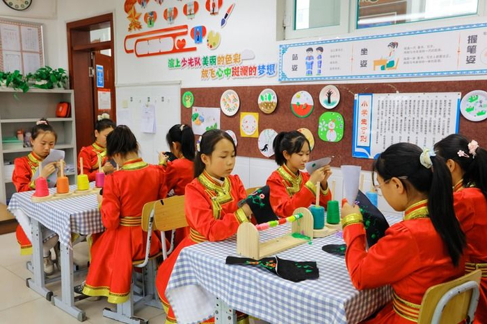 内蒙古兴安盟红城小学的学生在上手工课（2024年6月24日摄）。新华社发（赖志强 摄）