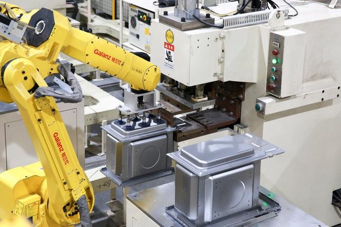   位于广东佛山的格兰仕公司，工业4.0基地高标准智能化微波炉生产线正在生产。（受访者供图）