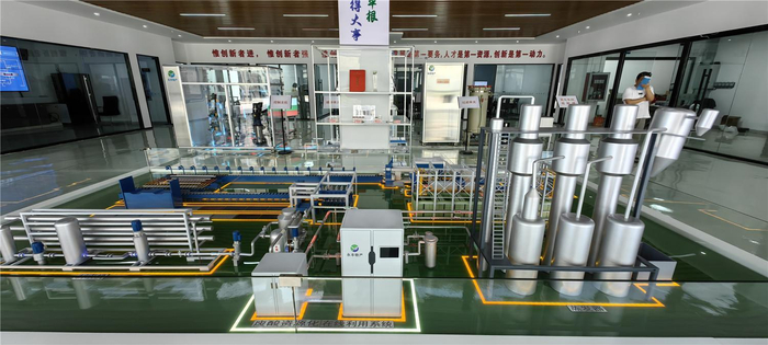 永丰物产（天长）公司的工业色谱分离装备系统模型。本报记者 罗 宝 摄