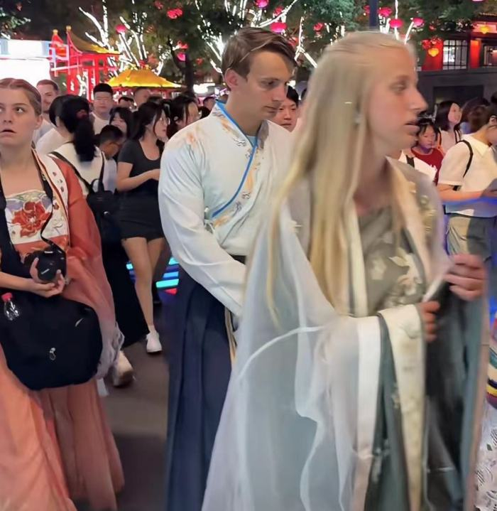 身穿中国传统服饰的外国游客  图片来源：网友视频截图