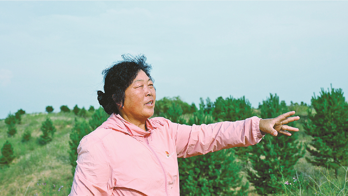 殷玉珍讲述治沙经历。 记者 参萨尔 摄