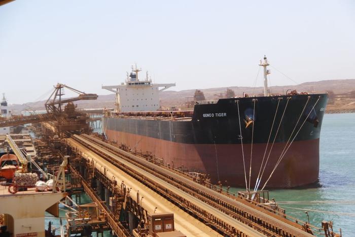   2023年10月20日，一艘运输铁矿石的远洋货轮停泊在澳大利亚的丹皮尔港。新华社记者郝亚琳摄